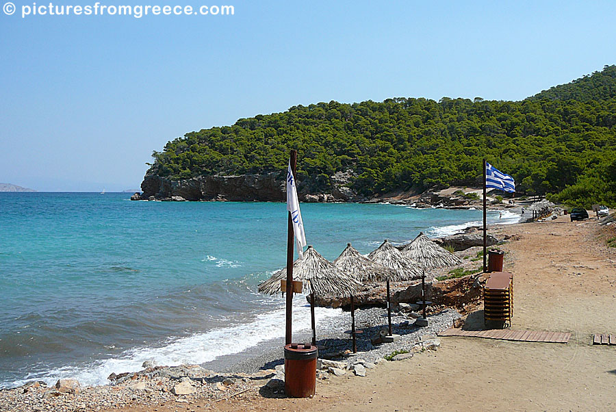 Dragonera beach in Agistri is a fairly unexplored beach with sunbeds and a small canteen.