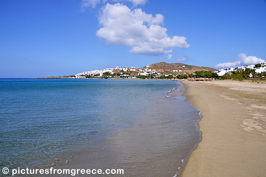 Agios Sostis, together with Agios Fokas, are the best beaches near Tinos Chora.