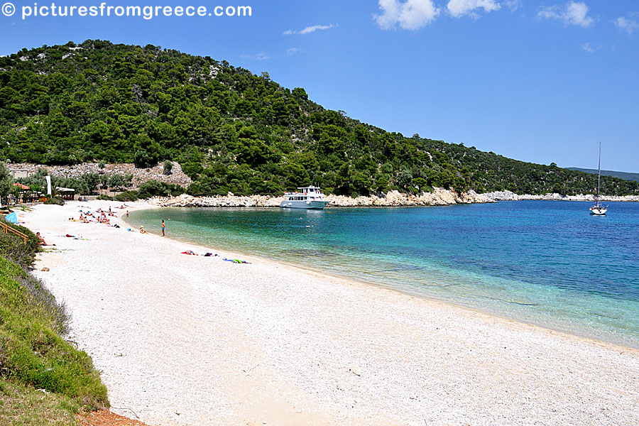 The beach in Leftos Gialos in Alonissos consists of pebbles. Here are two taverns, the best is Taverna Eleonas.