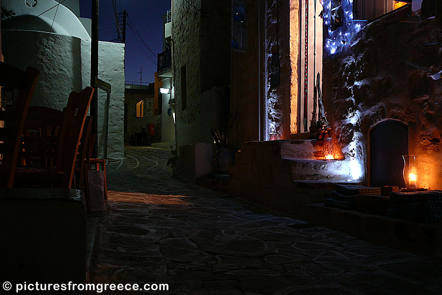 In the narrow alleys of Chora in Kimolos are several cosy bars and cafes. 