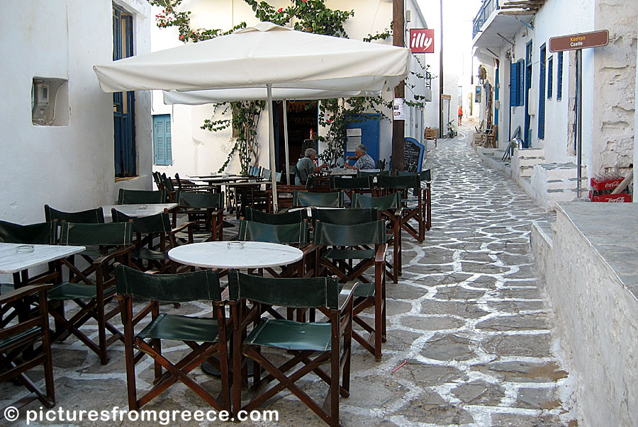 In Kimolos Chora there are many cozy winding alleyways with tavernas and cafes.