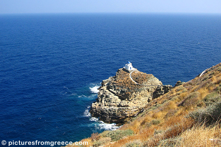 Church Efta Martyres is beautifully situated below the Kastro in Sifnos. Here you can swim and dive from the cliffs.