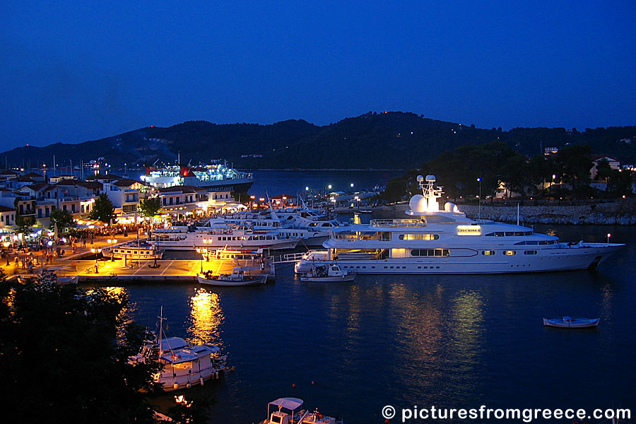 In Skiathos old port there are many tavernas, excursion boats and sailboats.